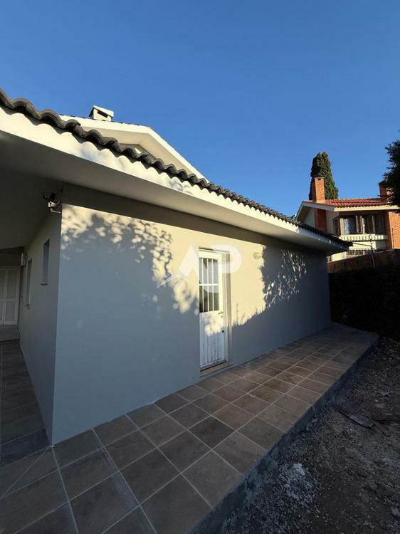 Acesso - Quintal - Através da Garagem.