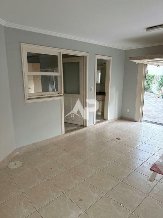 Garagem - Acesso ao Interior da Residência e Banheiro Social.