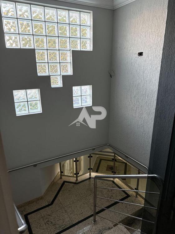 Escada com Iluminac?a?o Natural.