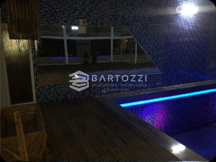 PISCINA COM TETO RETRáTIL