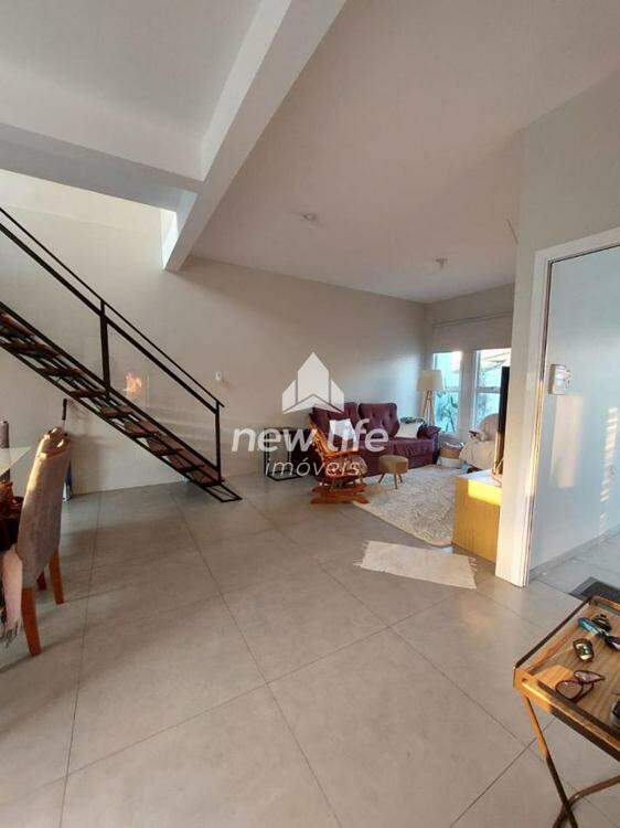 SALA COM ESCADA