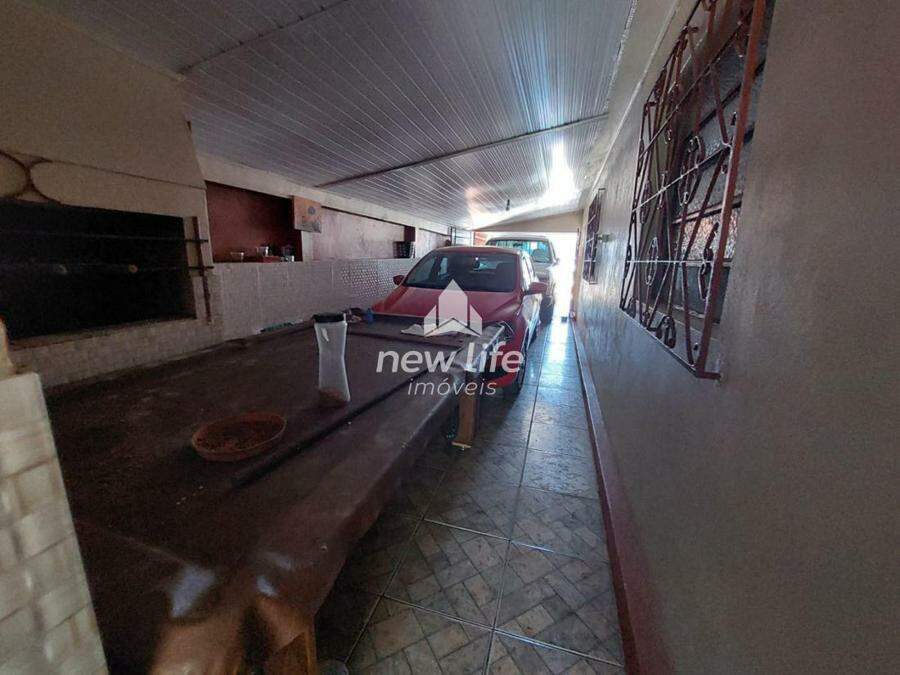 Garagem e área de lazer com churrasqueira