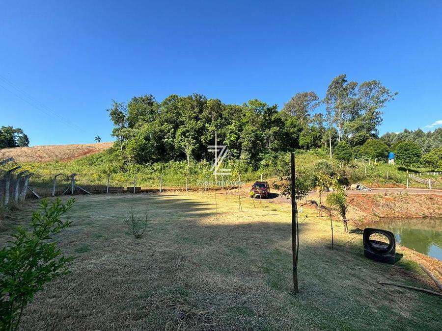 ÁREA COM GRAMADO E ÁRVORES